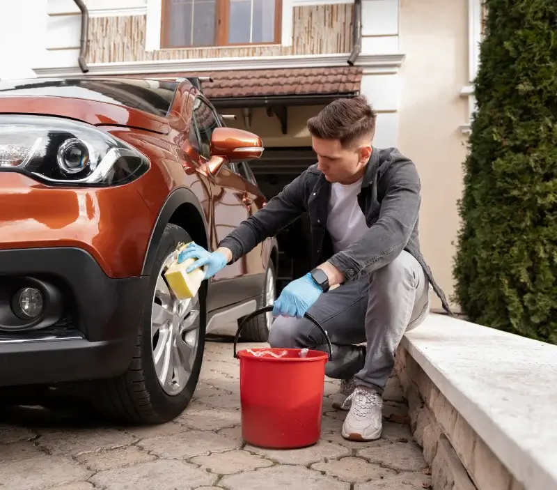 Lavage auto à domicile Gilly-sur-Isère : professionnel intervenant sur un véhicule